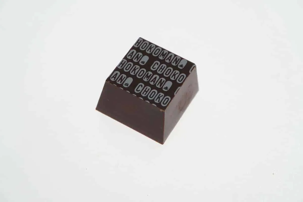 Chokoman Mønsterark Logo tæt til chokolade