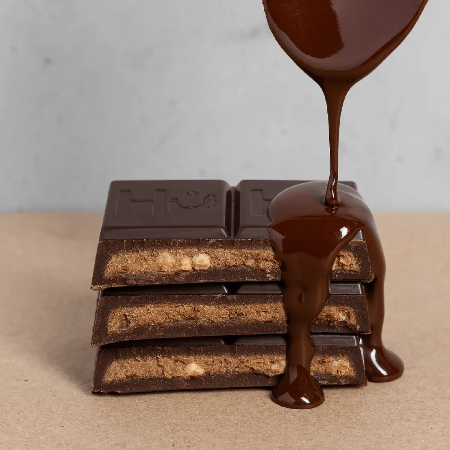 Hu Almond Butter Quinoa mørk chokoladebar 6 stk 70%